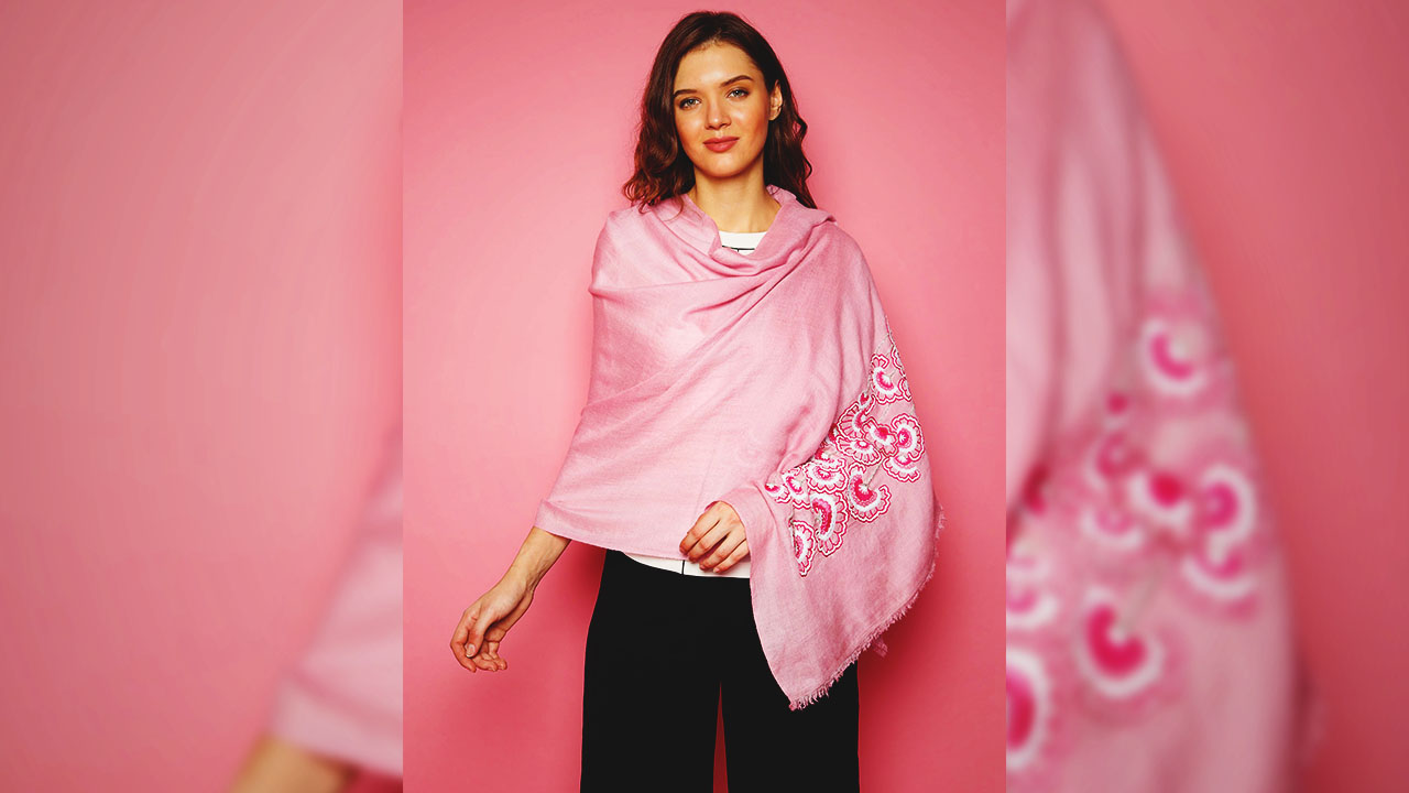 A leading shawl brand that combines fashion-forward styles with superior comfort. 