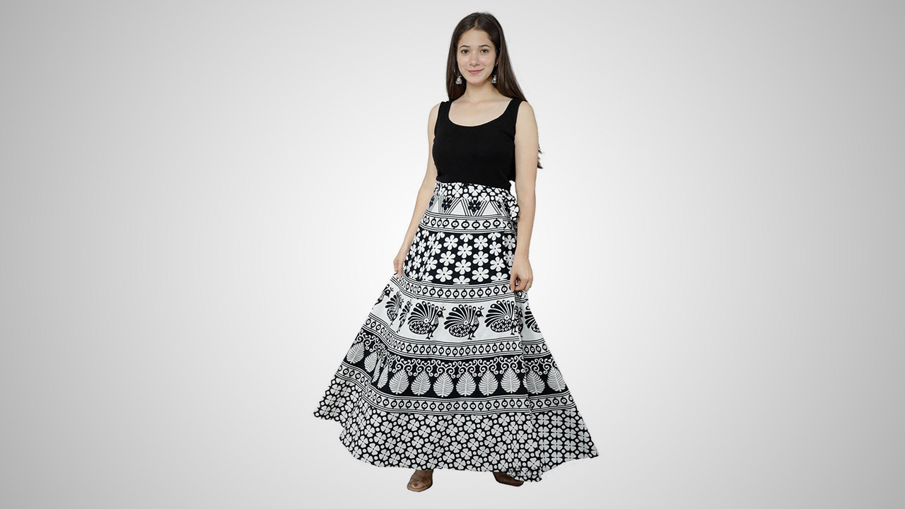 A premier high waist skirt that exudes elegance. 