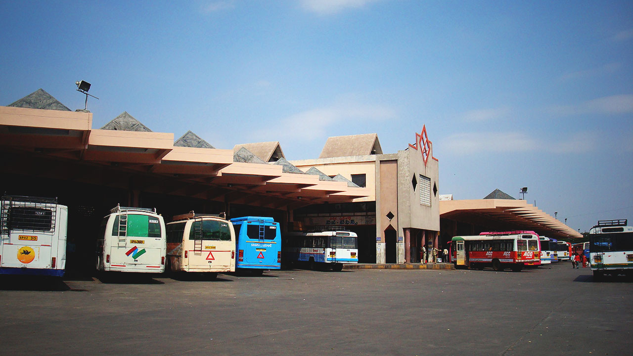 A colossal bus terminal that stands out for its size. 